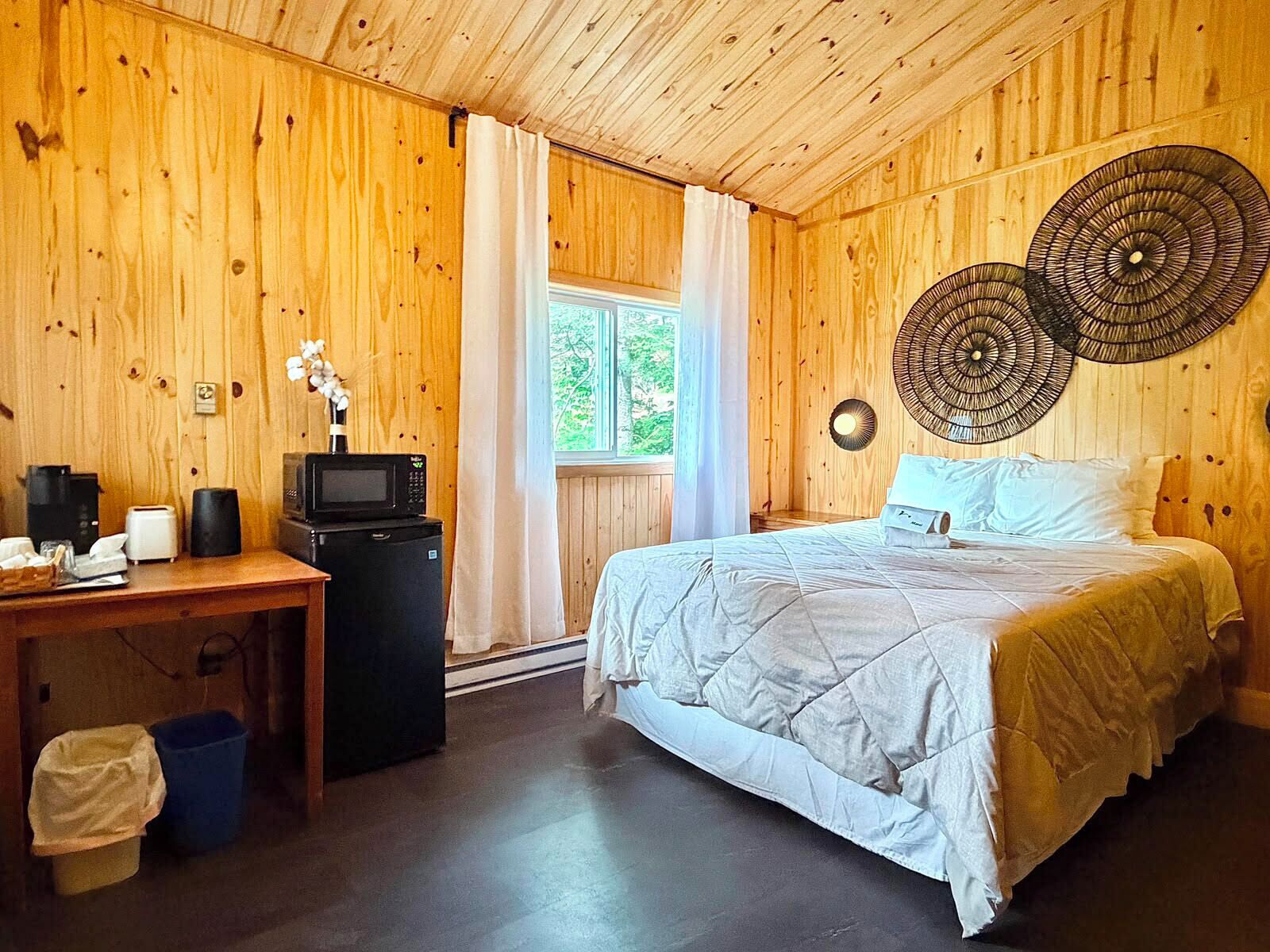 Tabla de planchar con plancha, wifi gratis y ropa de cama 