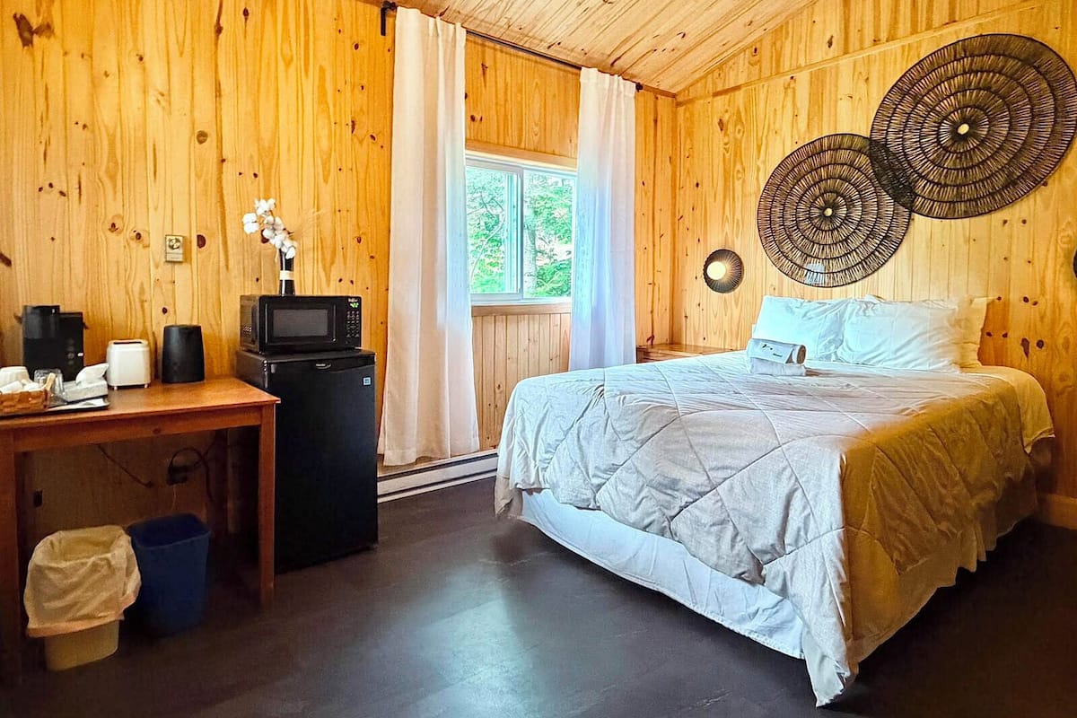 Tabla de planchar con plancha, wifi gratis y ropa de cama