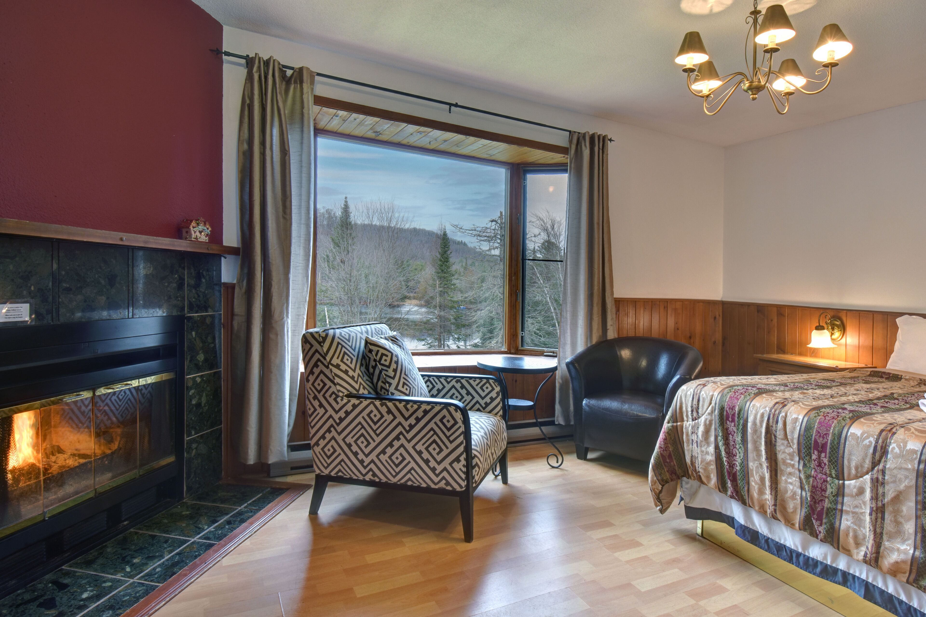 superior room, 1 queen bed, hot tub | iron/ironing board, free wifi, bed sheets