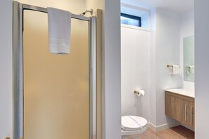 Superior Room, 1 Queen Bed, Hot Tub | Bathroom | Free toiletries, hair dryer, soap, shampoo - Hôtel du Lac Lenore (Sainte-Adele)