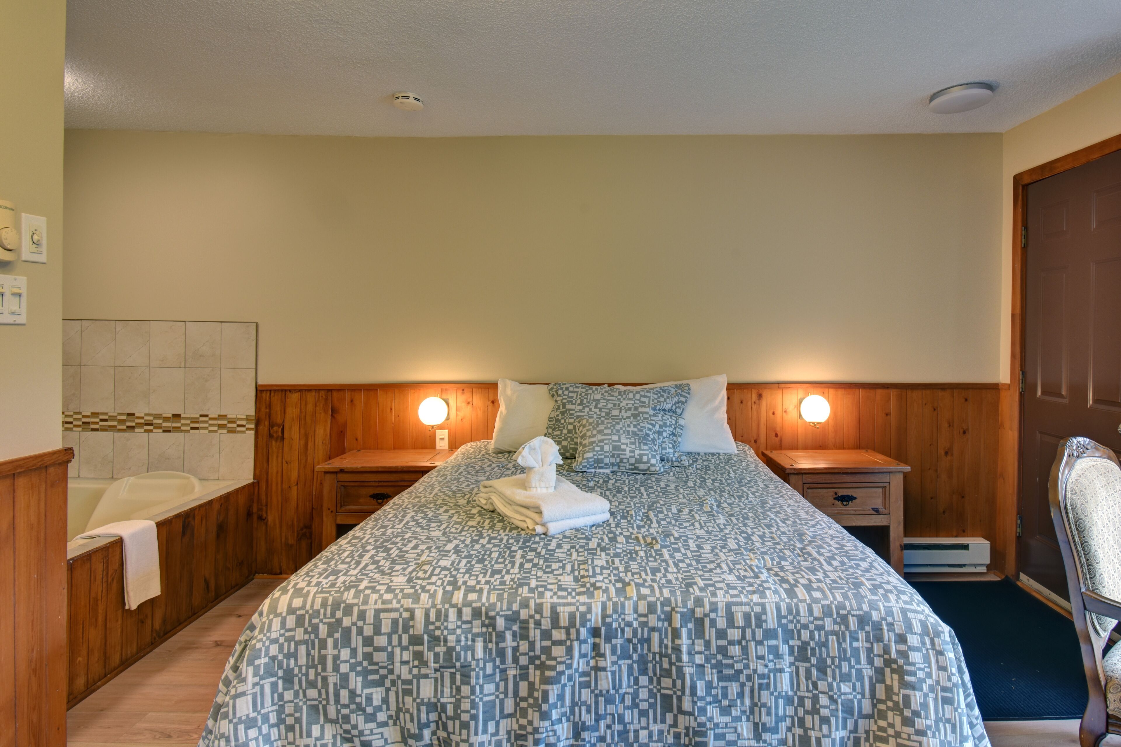 superior room, 1 queen bed, hot tub | iron/ironing board, free wifi, bed sheets