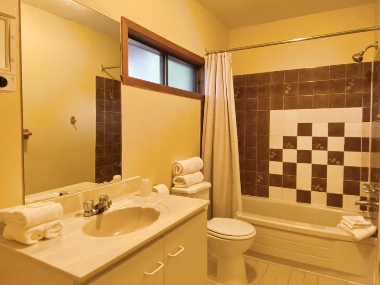 standard room, 1 queen bed | bathroom | free toiletries, hair dryer, soap, shampoo