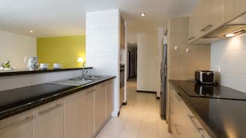 Comfort Apartment, 2 Bedrooms, 2 Bathrooms | Private kitchen | Full-sized fridge, microwave, oven, stovetop