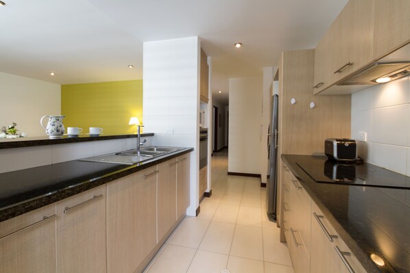 Refrigerador con freezer, microondas, horno, placa de cocina