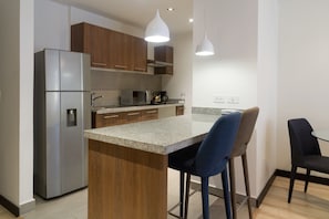 Full-sized fridge, microwave, oven, stovetop - Suites Metropoli Edificio Torino (Quito)