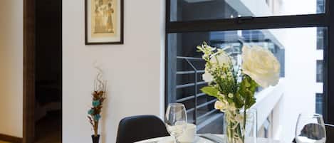Suite Deluxe, 1 grand lit et 1 canapé-lit, accessible aux personnes à mobilité réduite | Restauration dans la chambre