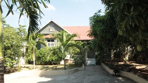 Front of property - Central Retreat by Bohemian Lodges (Kingston)