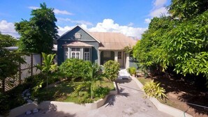 Front of property - Central Retreat by Bohemian Lodges (Kingston)