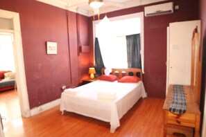 บ้านพักซิตี้, 2 ห้องนอน, ห้องครัว, วิวสวน | 1 ห้องนอน, ตู้นิรภัยในห้องพัก, โต๊ะทำงาน, ผ้าม่านกันแสง