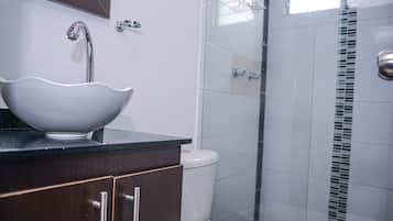 Comfort-Haus, 3 Schlafzimmer (3 Queen Beds) | Badezimmer | Dusche, Haartrockner, Handtücher