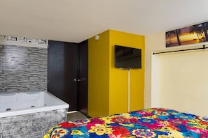 Romantic Apartment, 1 Bedroom, Hot Tub (1 Queen Bed) | Iron/ironing board, free WiFi - Calle 10 Apartments (Medellín)