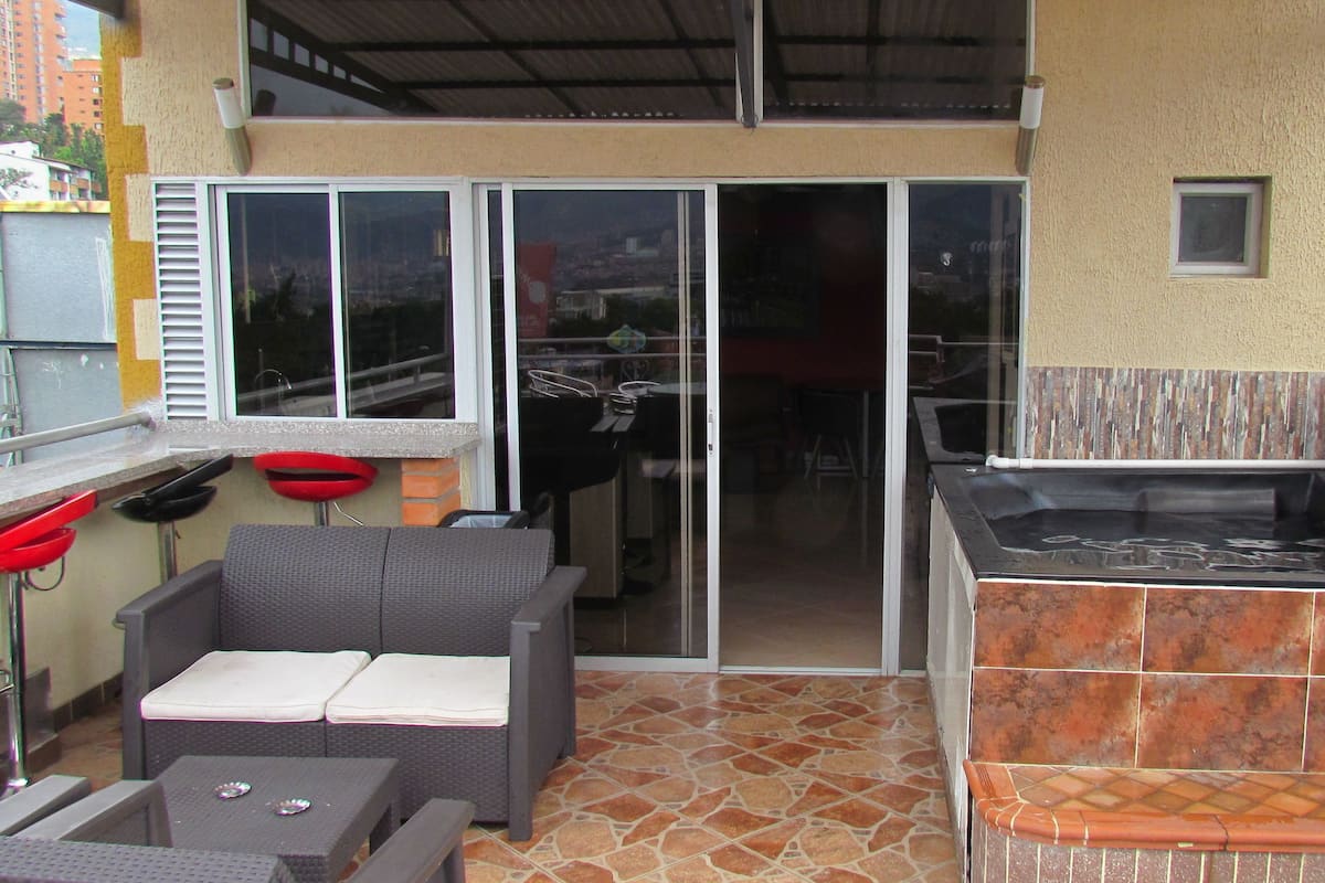 Business Penthouse, 3 Bedrooms, Hot Tub (3 Queen Beds) | Terrace/patio