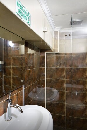 Romantisch appartement, 1 slaapkamer, hot tub (1 Queen Bed) | Badkamer | Een douche, een haardroger, handdoeken