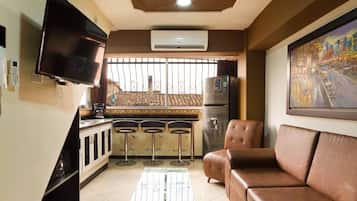 Romantic Apartment, 1 Bedroom, Hot Tub (1 Queen Bed) | Living area | 32-inch flat-screen TV with cable channels, TV