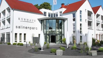 Kurhaus Salinenparc features a symmetrical design with a central entrance and red-tiled roof.