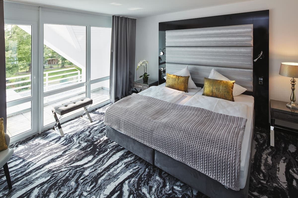 Hypo-allergenic bedding available, in-room safe, desk, blackout drapes