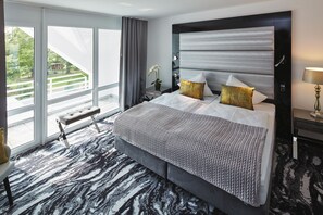 Ropa de cama hipoalergénica y caja de seguridad en la habitación 