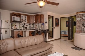 Appartement, 2 chambres, bain à remous (2 Queen Beds) | Salle de séjour
