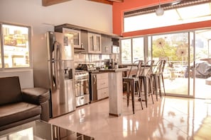 Penthouse, 3 chambres, bain à remous (1 King and 2 Queen Beds) | Cuisine privée | Réfrigérateur, micro-ondes, plaque de cuisson, cuiseur de riz