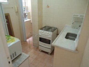 Apartamento | Cozinha privada | Geladeira, micro-ondas, fogão, cooktop
