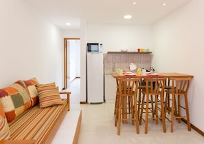 Apartemen Superior | Dapur pribadi | Lemari es kecil, microwave, kompor, dan peralatan masak/sendok-piring