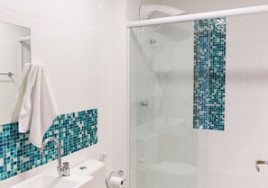 Shower, towels - Pousada Maiken (Florianópolis)