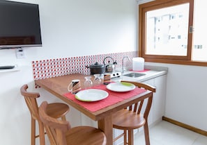 Studio | Dapur pribadi | Lemari es kecil, microwave, kompor, dan peralatan masak/sendok-piring