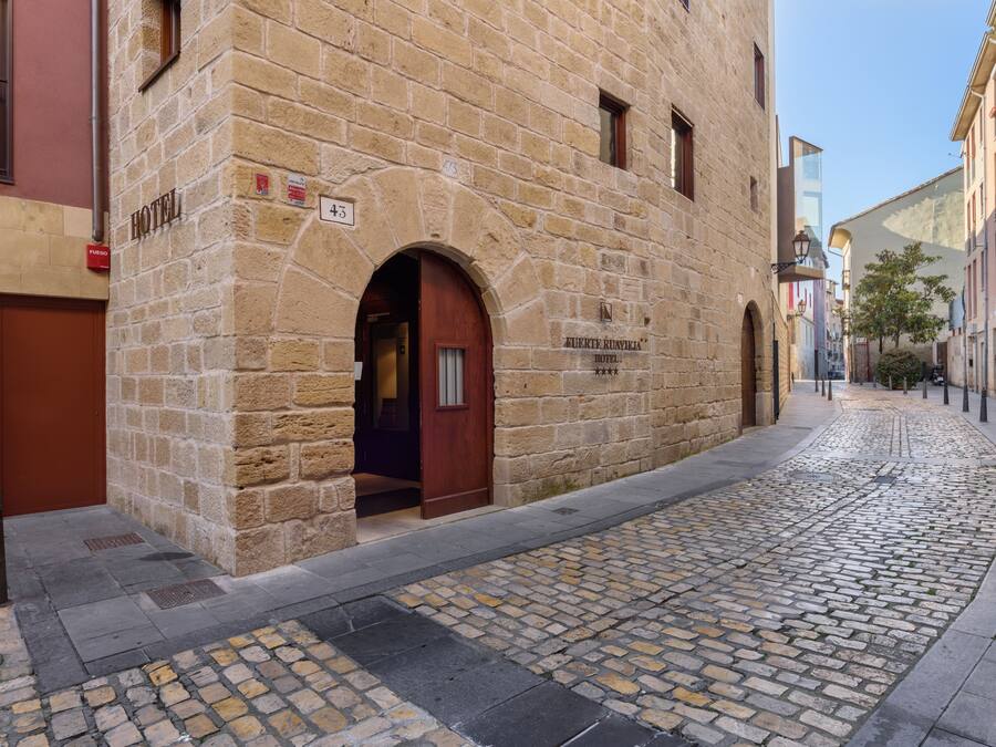 Un edificio de piedra con un letrero que dice "HOTEL" y "Fuerte Ruayvilla".