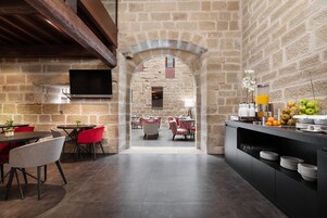 Se ofrece un desayuno bufé todos los días (por un coste adicional)