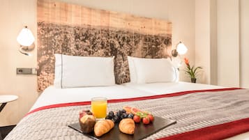 Een minibar, een kluis op de kamer, een bureau, verduisterende gordijnen