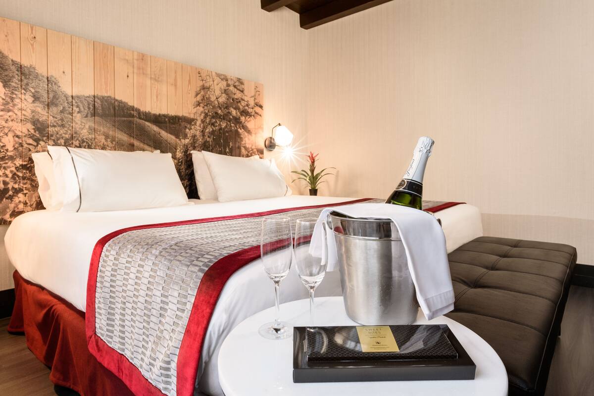 Minibar, coffres-forts dans les chambres, bureau, rideaux occultants