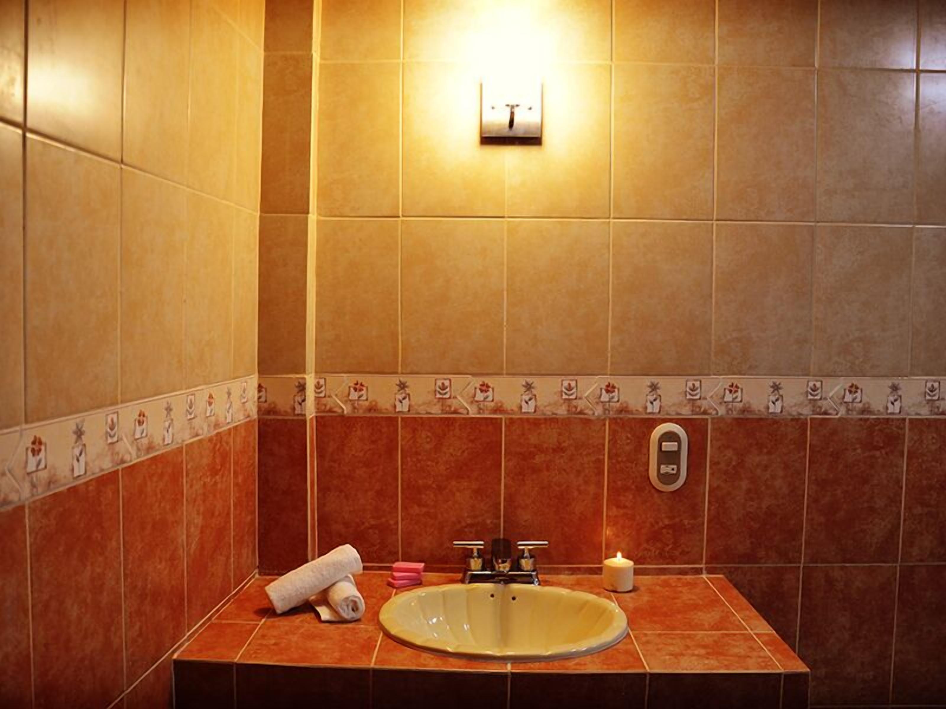 Standard Room, 1 King Bed, Jetted Tub | Bathroom sink