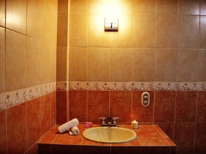 標準客房, 1 張特大雙人床, 按摩浴缸 | 浴室洗手盆