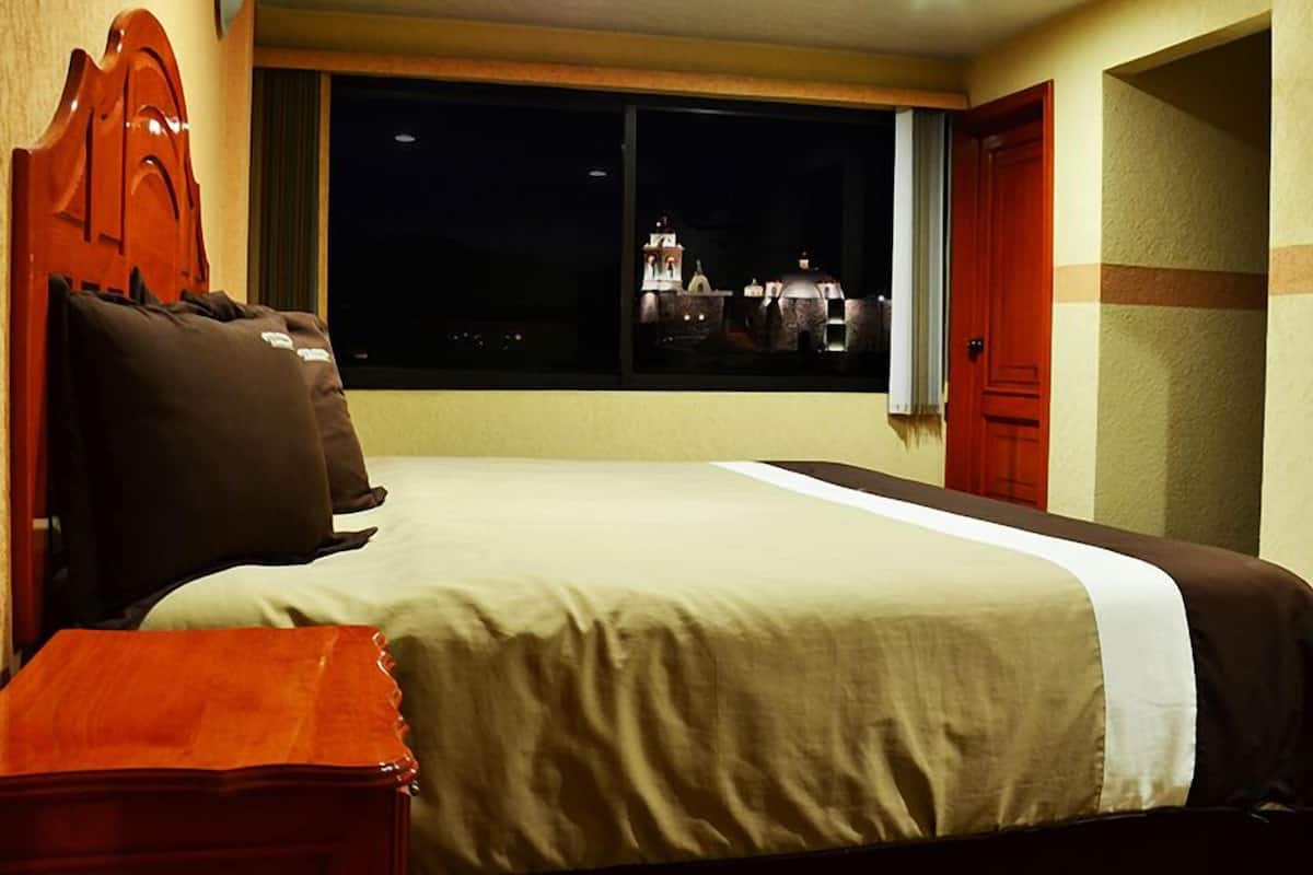 Tabla de planchar con plancha, wifi gratis y ropa de cama