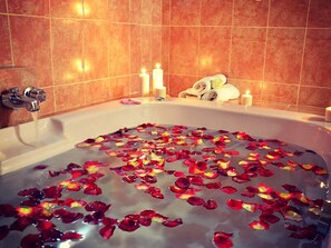 Standard Room, 1 King Bed, Jetted Tub | Jetted tub - Hotel Posada Kenmar (Huejotzingo)