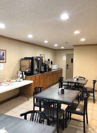 Free daily continental breakfast . Denison Inn & Suites