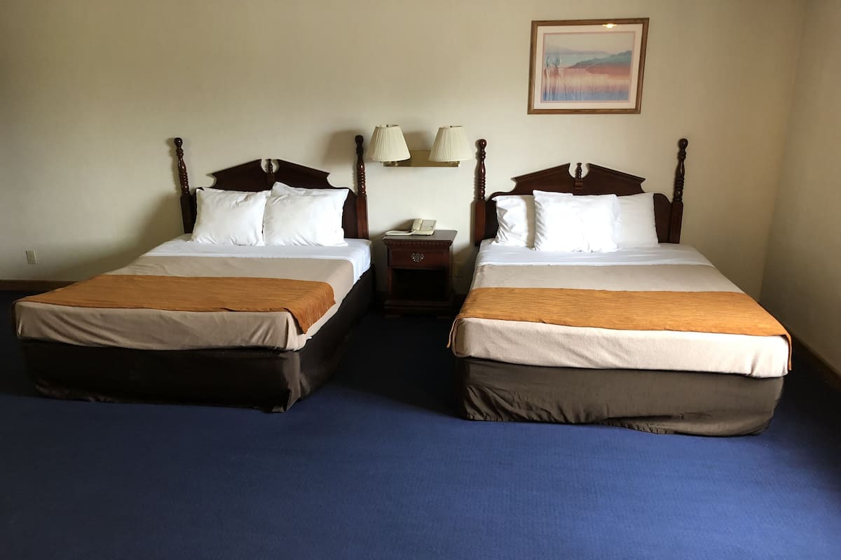 Chambre Triple, non-fumeurs | Bureau, rideaux occultants, Wi-Fi gratuit, draps fournis