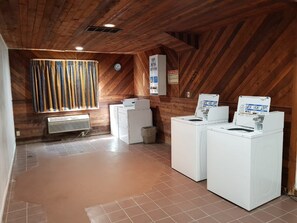 Laundry room - Denison Inn & Suites (Denison)
