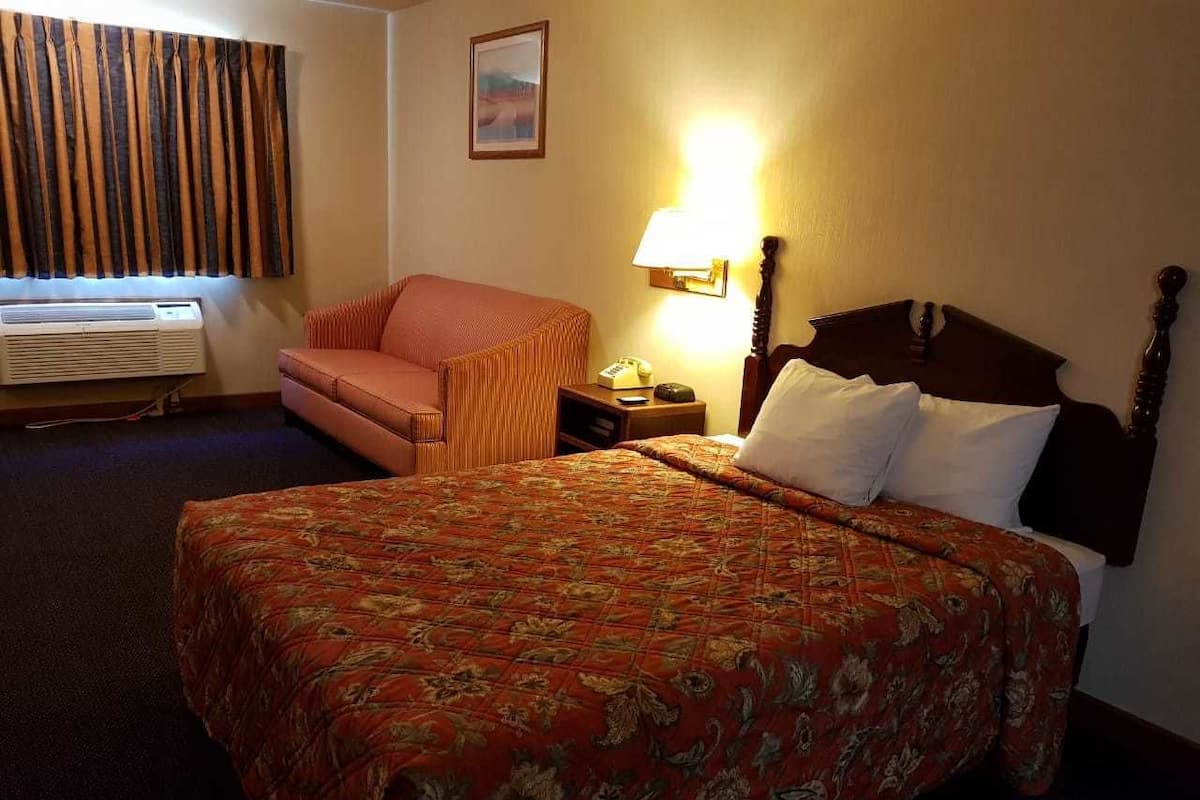Suite, 1 grand lit et 1 canapé-lit, non-fumeurs | Bureau, rideaux occultants, Wi-Fi gratuit, draps fournis