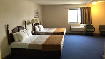 Une chambre d’hôtel avec deux lits, une fenêtre avec des rideaux, un appareil de climatisation et un bureau avec une chaise.