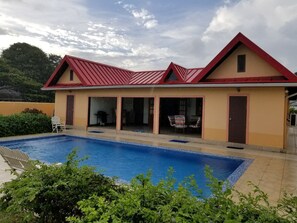 Outdoor pool, sun loungers - Tropi Isle villa (Canaan)