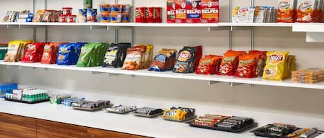 Una exhibición de bocadillos con diversas marcas y tipos de papas fritas y galletas.