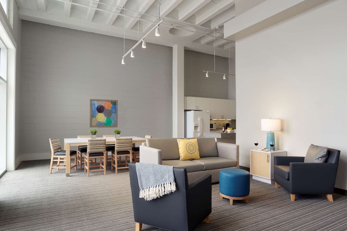 1 bedroom, premium bedding, desk, laptop workspace