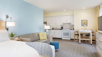 1 bedroom, premium bedding, desk, laptop workspace