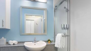 Combined shower/tub, free toiletries, hair dryer, towels