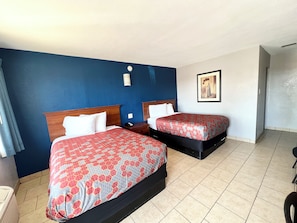 Standaard tweepersoonskamer, 2 tweepersoonsbedden | Badkamer | Een bad/douchecombinatie
