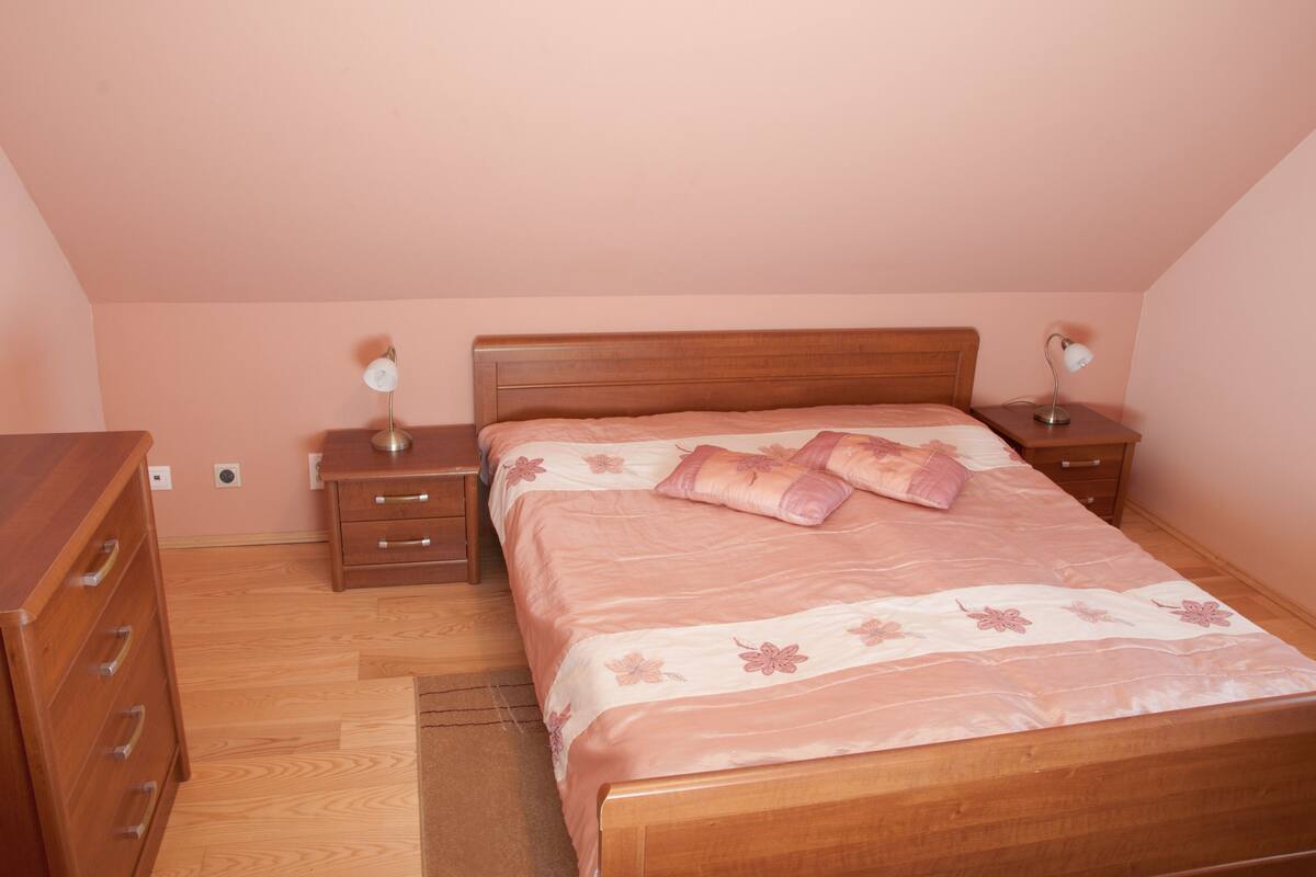 Premium bedding, soundproofing, iron/ironing board, free WiFi