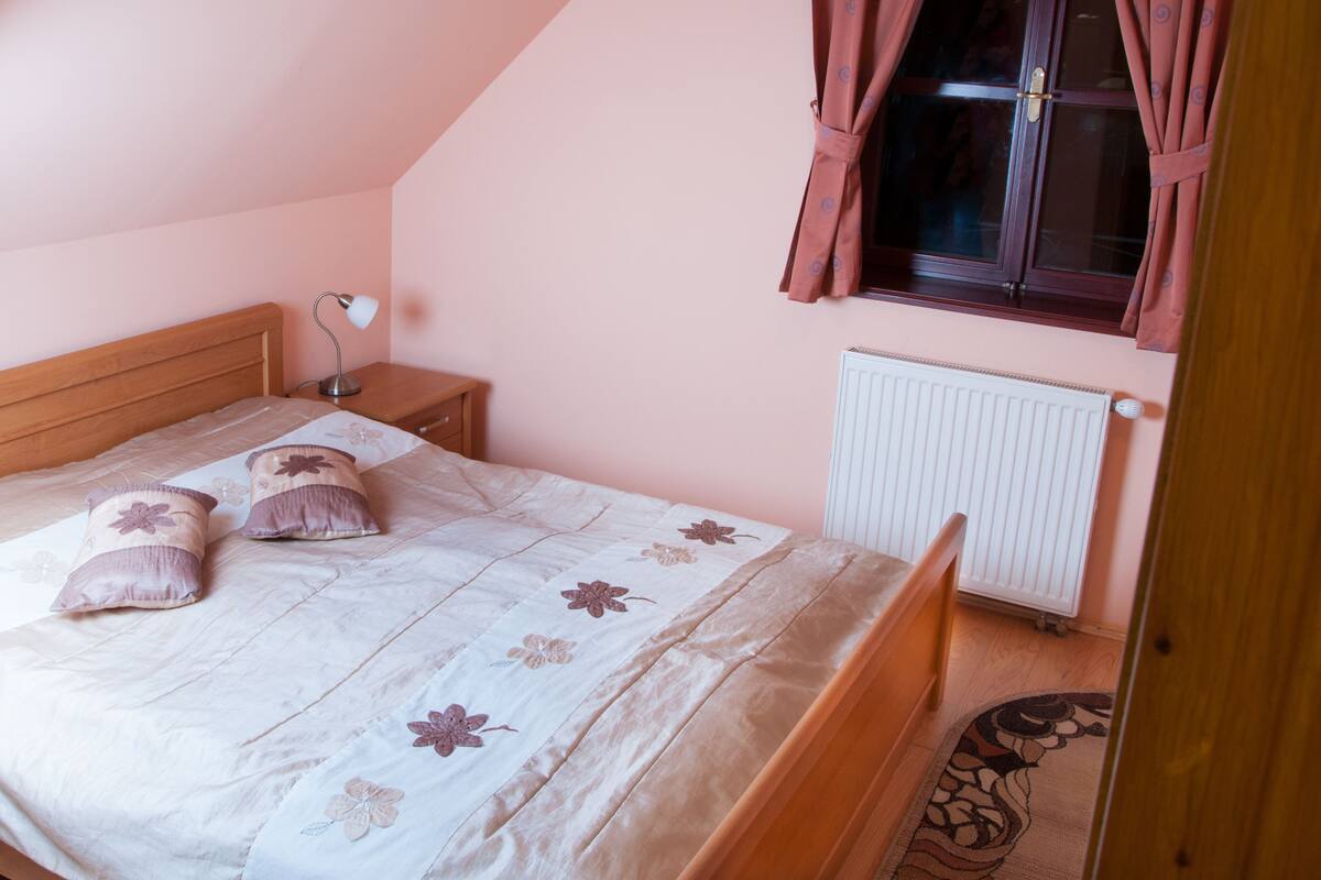 Premium bedding, soundproofing, iron/ironing board, free WiFi