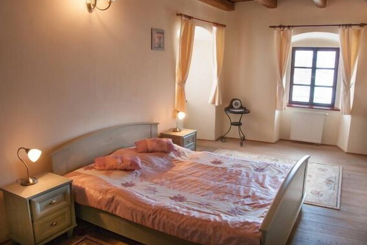 Premium bedding, soundproofing, iron/ironing board, free WiFi