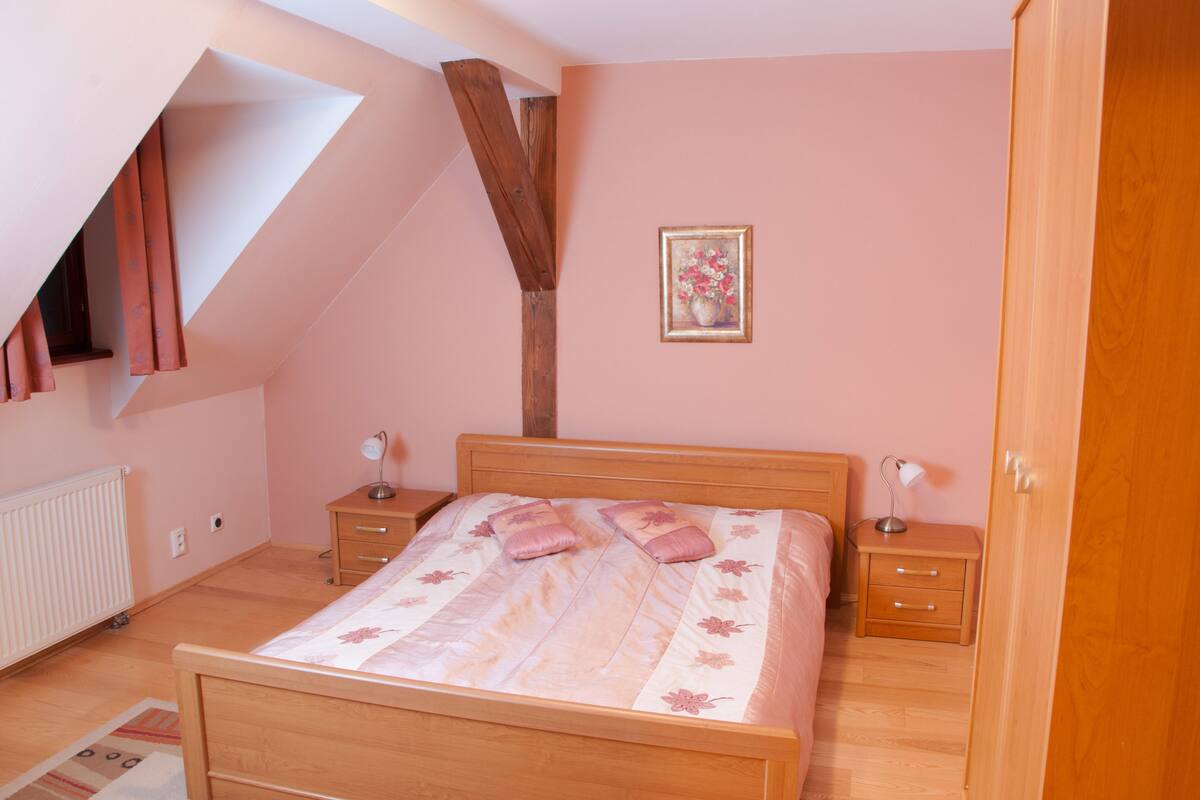 Premium bedding, soundproofing, iron/ironing board, free WiFi